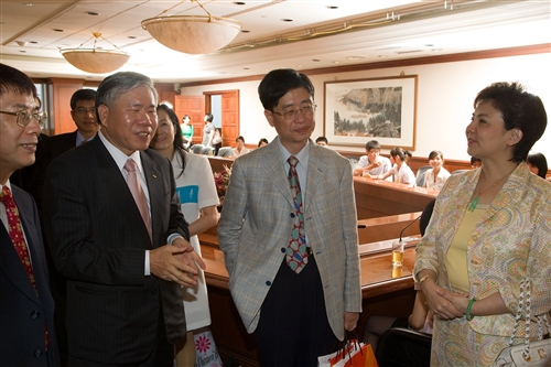 98年6月9日上午本校與新光人壽簽訂建教合作協議。