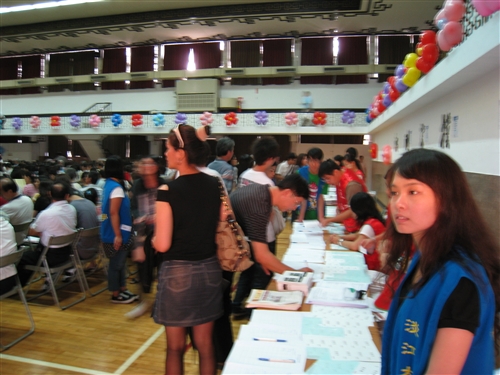 為使新生和家長及早瞭解學校特色與未來的學習、生活環境，本校校友服務暨資源發展處於8月中在全台各縣市舉辦共11場新生暨家長座談會，協助將在五虎崗上求學、開創青春歲月的新生踏出成功的第一步。