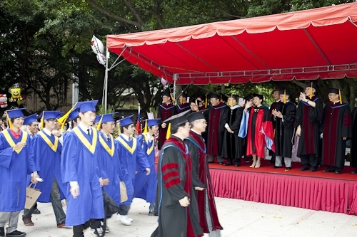 本校97學年度畢業典禮在淡水校園紹謨紀念體育館舉行，校長以「淡江最正‧品質保證」祝願畢業生振翼高飛，鵬程萬里。畢業生帶著師長滿滿的祝福邁向人生另一個重要里程碑。