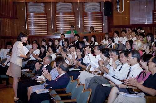 國際交流暨國際教育處舉辦外國學生新生說明會，來自世界各地的交換生與留學生齊聚一堂，聽取相關單位業務說明，及早適應淡江學習生涯。