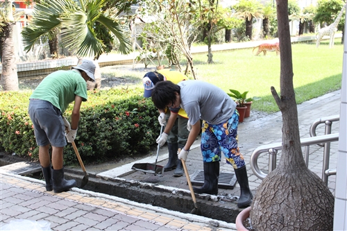 本校響應教育部「大專青年重整校園送愛計畫」，師生約110人至屏東縣舊寮、泰山、羌園等國小進行環境清理等工作，協助各校恢復災前的校園環境。