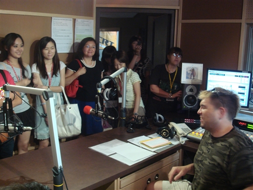 主題為媒體與創意的98學年度「暑期生活英語營」本週在淡水校園熱鬧展開，活動目的是為強化同學的英語能力、增進國際視野，俾能與世界潮流接軌，同時也提升學生未來升學及就業的競爭力。