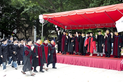 本校97學年度畢業典禮在淡水校園紹謨紀念體育館舉行，校長以「淡江最正‧品質保證」祝願畢業生振翼高飛，鵬程萬里。畢業生帶著師長滿滿的祝福邁向人生另一個重要里程碑。