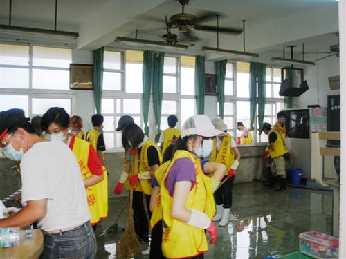 本校響應教育部「大專青年重整校園送愛計畫」，師生約110人至屏東縣舊寮、泰山、羌園等國小進行環境清理等工作，協助各校恢復災前的校園環境。