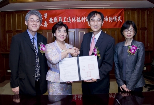 張校長家宜代表本校與中國人壽王銘陽董事長共同簽訂「教職員工退休福利儲金制度」信託契約，以增進教職員工福利、保障退休生活。