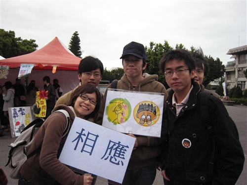 張校長出席「反菸一起來，徽徽相映活動」，不僅在現場配戴了反菸徽章，也呼籲師生共同響應支持反菸活動，營造優質的校園環境。