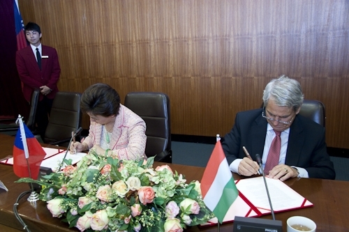 本校與匈牙利科維努思大學（Corvinus University of Budapest）簽訂兩校學術合作交流協議書，科維努思大學成為本校第104個姊妹校，未來兩校將積極進行學術交流，共同培育具國際化競爭力之人才。