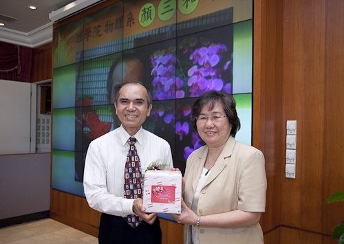 本校舉行97學年度第2學期榮退同仁歡送茶會，感謝榮退同仁將多年青春奉獻給淡江，祝福他們有個寫意的退休生活，身心健康、萬事順利樂如意。