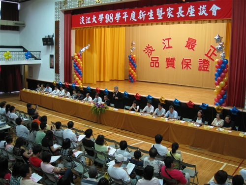 為使新生和家長及早瞭解學校特色與未來的學習、生活環境，本校校友服務暨資源發展處於8月中在全台各縣市舉辦共11場新生暨家長座談會，協助將在五虎崗上求學、開創青春歲月的新生踏出成功的第一步。