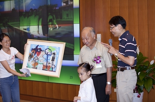 本校舉行97學年度第2學期榮退同仁歡送茶會，感謝榮退同仁將多年青春奉獻給淡江，祝福他們有個寫意的退休生活，身心健康、萬事順利樂如意。