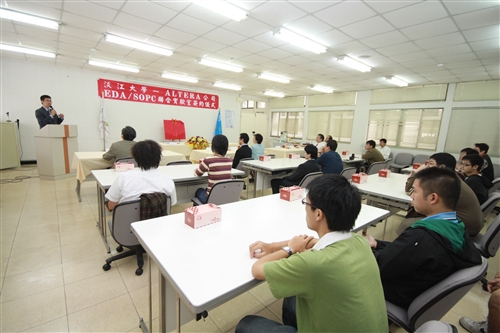 美國Altera公司首先捐贈本校電機工程學系超過新台幣一億元之FPGA硬體、開發軟體以及IP智財等相關設備與技術，並於本校成立EDA/SOPC聯合實驗室。張校長家宜、美國Altera公司台灣區陳英仁總經理以及友晶科技彭顯恩總經理等見證這歷史的一刻。