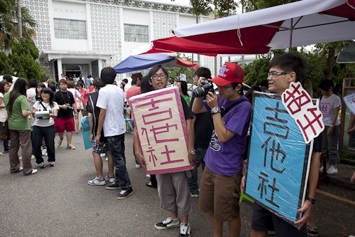 98學年度新生開學典禮暨入學講習在淡水校園舉行，新生登上克難坡開啟在淡江學習之旅。張校長家宜期勉新生能藉由本學年度首度實施必修2學分「大學學習」4 in 1的套裝課程，對日後「學業」、「心理」、「社會」及「生涯發展」等4個面向做好準備，以具備適應大學學習及生活所需的各項能力。