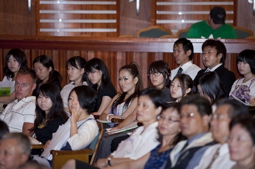 國際交流暨國際教育處舉辦外國學生新生說明會，來自世界各地的交換生與留學生齊聚一堂，聽取相關單位業務說明，及早適應淡江學習生涯。
