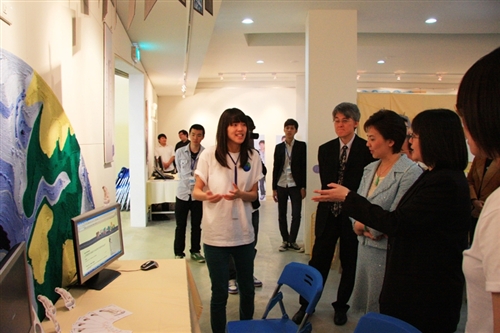 資訊傳播學系第八屆畢業成果展「喂！你瘋了媒！」，於本週在淡水校園黑天鵝展示廳熱鬧登場。