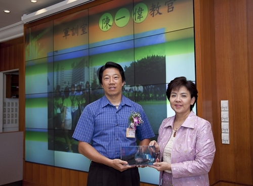 本校舉行97學年度第2學期榮退同仁歡送茶會，感謝榮退同仁將多年青春奉獻給淡江，祝福他們有個寫意的退休生活，身心健康、萬事順利樂如意。