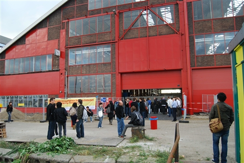 本校建築系師生設計作品，參選「第四屆鹿特丹建築雙年展」，開台灣建築系在鹿特丹建築雙年展獲獎之先例，榮獲特別優選與入圍參展，入圍作品數並與美國哈佛大學相同。