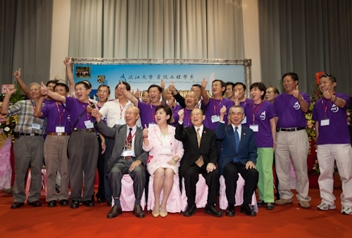 歡慶本校創校59週年，舉辦校慶慶祝大會、校友返校歡迎茶會、資訊工程學系團團圓圓千人同學會、第7屆校慶蛋捲節等豐富多元的校慶系列活動，全校展現活潑與創意並同賀淡江生日快樂！