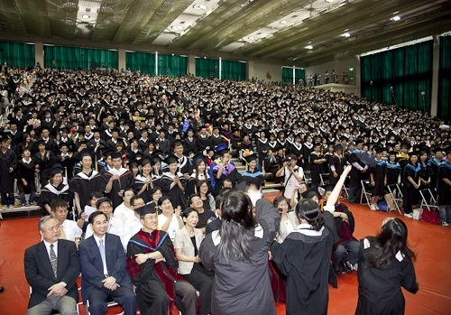 本校97學年度畢業典禮在淡水校園紹謨紀念體育館舉行，校長以「淡江最正‧品質保證」祝願畢業生振翼高飛，鵬程萬里。畢業生帶著師長滿滿的祝福邁向人生另一個重要里程碑。