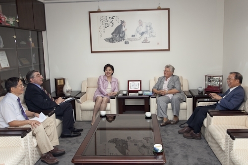 波蘭姊妹校華沙大學校長Prof. Katarzyna Chalasinska-Macukow於98年9月8日(星期二)上午蒞校訪問，研議兩校學術合作交流事宜。