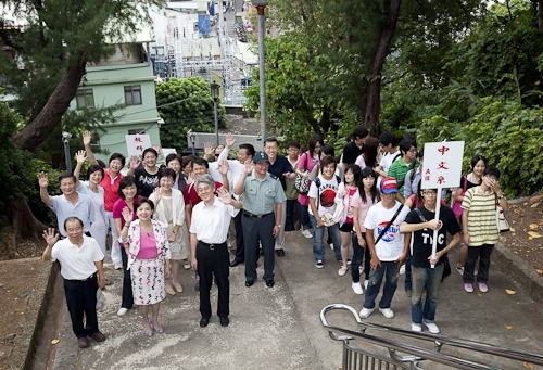 98學年度新生開學典禮暨入學講習在淡水校園舉行，新生登上克難坡開啟在淡江學習之旅。張校長家宜期勉新生能藉由本學年度首度實施必修2學分「大學學習」4 in 1的套裝課程，對日後「學業」、「心理」、「社會」及「生涯發展」等4個面向做好準備，以具備適應大學學習及生活所需的各項能力。