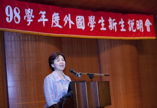 國際交流暨國際教育處舉辦外國學生新生說明會，來自世界各地的交換生與留學生齊聚一堂，聽取相關單位業務說明，及早適應淡江學習生涯。