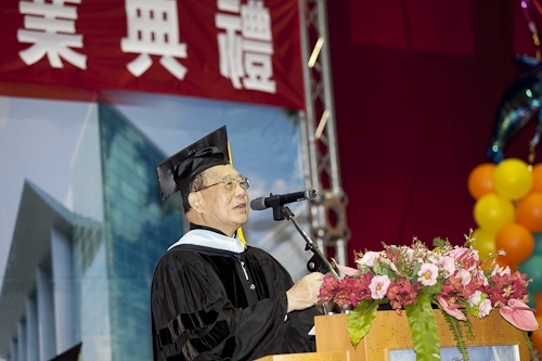 本校97學年度畢業典禮在淡水校園紹謨紀念體育館舉行，校長以「淡江最正‧品質保證」祝願畢業生振翼高飛，鵬程萬里。畢業生帶著師長滿滿的祝福邁向人生另一個重要里程碑。