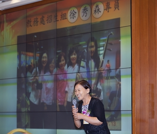 本校舉行97學年度第2學期榮退同仁歡送茶會，感謝榮退同仁將多年青春奉獻給淡江，祝福他們有個寫意的退休生活，身心健康、萬事順利樂如意。