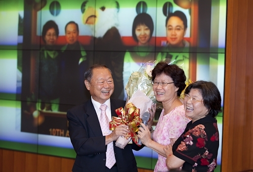 本校舉行97學年度第2學期榮退同仁歡送茶會，感謝榮退同仁將多年青春奉獻給淡江，祝福他們有個寫意的退休生活，身心健康、萬事順利樂如意。