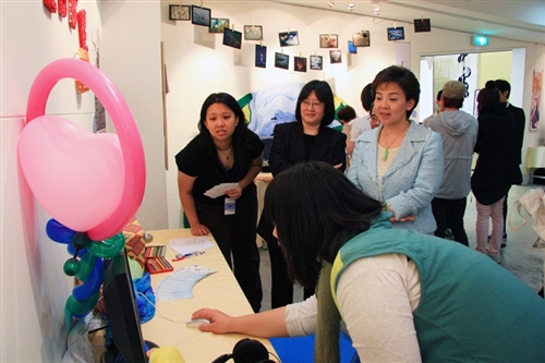 資訊傳播學系第八屆畢業成果展「喂！你瘋了媒！」，於本週在淡水校園黑天鵝展示廳熱鬧登場。