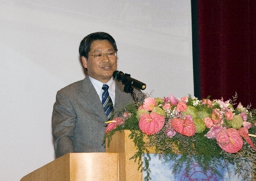 本校蘭陽校園於6日上午舉行第1屆畢業生之畢業典禮，典禮全程以英語進行。畢業生將帶著全球化的宏觀視野和旺盛的企圖心，以及師長的祝福進入職場或繼續深造。