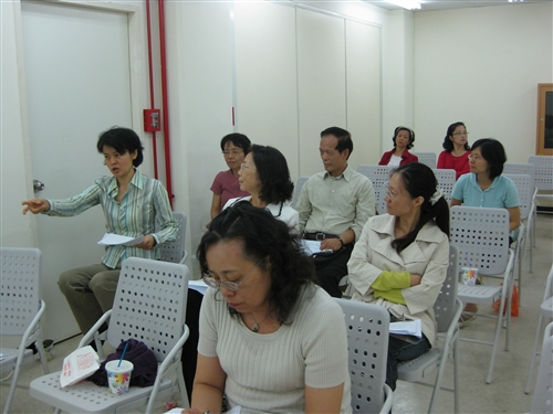 外國語文學院推動「語言學習創意行動方案研習營」，推動以群組傳習的模式，透過院內教師小組討論活動，促進彼此在語言教學的經驗交流與傳承，以激發團隊成員更多元的教學方式，進而培養卓越教師，共創優質教學的校園文化。