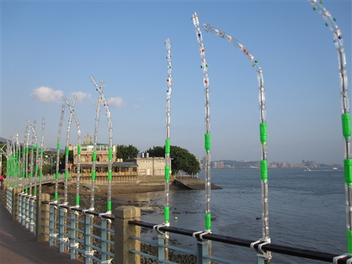 建築系師生利用廢棄腳踏車架、寶特瓶等資源回收品，在淡水捷運後方溜冰場、觀潮廣場、小漁港、中正路河濱步道，設置冰屋、環保遊樂園、瓶蓋隧道、風的展演等4個大型裝置藝術作品，為大眾挹注環保意識。