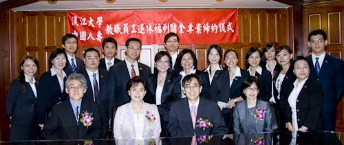 張校長家宜代表本校與中國人壽王銘陽董事長共同簽訂「教職員工退休福利儲金制度」信託契約，以增進教職員工福利、保障退休生活。