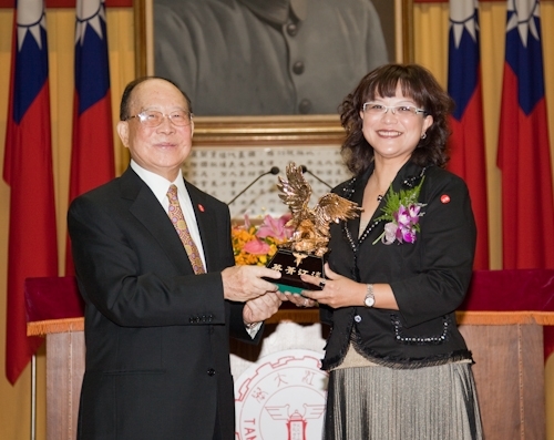 歡慶本校創校59週年，舉辦校慶慶祝大會、校友返校歡迎茶會、資訊工程學系團團圓圓千人同學會、第7屆校慶蛋捲節等豐富多元的校慶系列活動，全校展現活潑與創意並同賀淡江生日快樂！