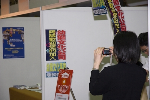 配合教育部「1-1大專畢業生至企業職場實習方案」，本校「媒合說明會暨就業博覽會」安排二百餘家廠商徵才，提供校友、畢業生至職場實習之最佳媒合途徑。