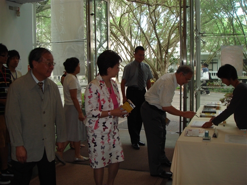 文錙藝術中心舉行「ｅ筆書畫藝術展」，展出國內知名書畫家李奇茂、張炳煌等十餘人運用電腦工具呈現傳統書畫及西畫的創作，作品以紙本及筆跡數位播出，現場並由觀眾自由運筆體驗，為國內外難得一見科技與藝術結合的展演。