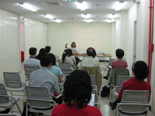 外國語文學院推動「語言學習創意行動方案研習營」，推動以群組傳習的模式，透過院內教師小組討論活動，促進彼此在語言教學的經驗交流與傳承，以激發團隊成員更多元的教學方式，進而培養卓越教師，共創優質教學的校園文化。