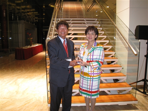 張校長家宜出席本校中華民國校友總會第7屆第1次會員代表大會，陳總會長慶男特別邀本校傑出校友財政部李部長述德演講。藉由整個活動連繫校友感情，也分享校友成功的經驗。