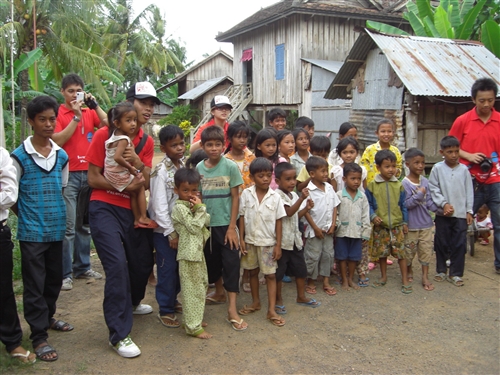 本校柬埔寨海外服務學習團，於7月上旬前往柬埔寨磅針省尊納中學及貢布省蓮花中學，進行為期三梯次教學活動，教導當地中小學學生中文及電腦，順利圓滿完成任務。