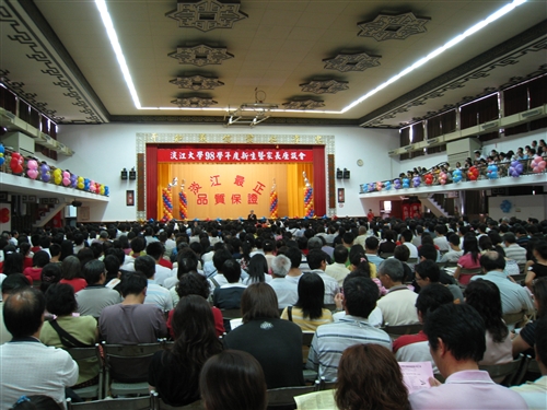 為使新生和家長及早瞭解學校特色與未來的學習、生活環境，本校校友服務暨資源發展處於8月中在全台各縣市舉辦共11場新生暨家長座談會，協助將在五虎崗上求學、開創青春歲月的新生踏出成功的第一步。