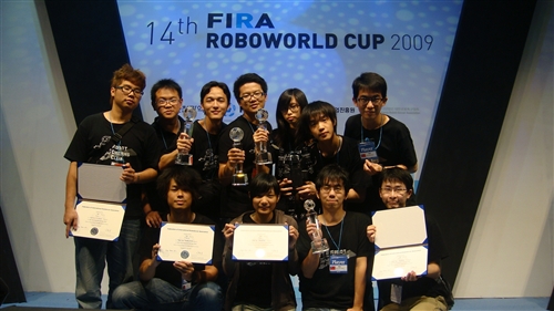 本校電機系足球機器人研發團隊以優異的研發與創新能力，於上週在韓國仁川所舉行之「2009 FIRA (Federation of International Robot-Soccer Association) 世界盃機器人足球賽」，奪下「視覺全自主機器人組(RoboSot League)」之冠軍及「人形機器人組(HuroSot League)」的三項冠軍與一項亞軍。