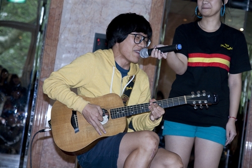 音樂風格獨特、自然的本校西班牙語文學系盧廣仲同學，以專輯「100種生活」勇奪第二十屆金曲獎之「最佳新人」及「最佳作曲」兩項大獎。