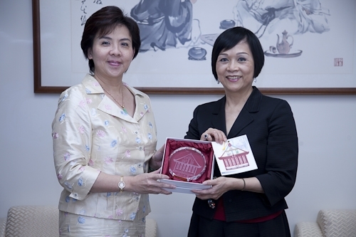 本校張校長親自接見日前參加「2009世界盃電腦應用技能競賽」，勇奪MCAS Excel世界冠軍的統計系劉文琇校友，特別嘉勉她在國際舞台上為國爭光。