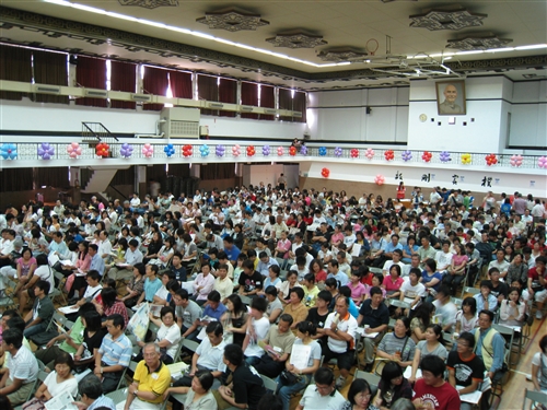 為使新生和家長及早瞭解學校特色與未來的學習、生活環境，本校校友服務暨資源發展處於8月中在全台各縣市舉辦共11場新生暨家長座談會，協助將在五虎崗上求學、開創青春歲月的新生踏出成功的第一步。