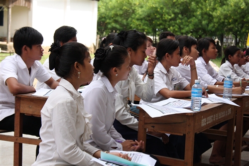 本校柬埔寨海外服務學習團，於7月上旬前往柬埔寨磅針省尊納中學及貢布省蓮花中學，進行為期三梯次教學活動，教導當地中小學學生中文及電腦，順利圓滿完成任務。