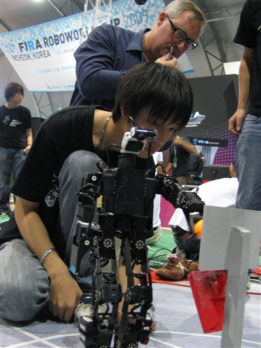 本校電機系足球機器人研發團隊以優異的研發與創新能力，於上週在韓國仁川所舉行之「2009 FIRA (Federation of International Robot-Soccer Association) 世界盃機器人足球賽」，奪下「視覺全自主機器人組(RoboSot League)」之冠軍及「人形機器人組(HuroSot League)」的三項冠軍與一項亞軍。