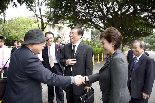 教育部98年度大學校院系所評鑑委員於這兩週蒞校展開實地訪評。