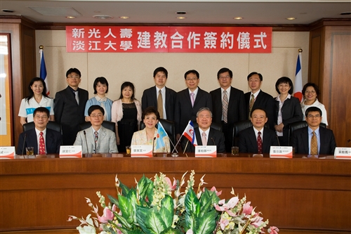 98年6月9日上午本校與新光人壽簽訂建教合作協議。