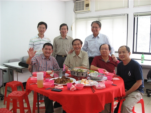 資訊工程學系將於今年校慶日舉辦「創系四十週年－團團圓圓千人同學會」，本活動動員了近百位校友及師生組成「宣達團」，共同喚起校友們往日在淡江的記憶，重返資訊人的「光陰的故事」。