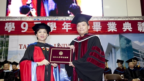 本校97學年度畢業典禮在淡水校園紹謨紀念體育館舉行，校長以「淡江最正‧品質保證」祝願畢業生振翼高飛，鵬程萬里。畢業生帶著師長滿滿的祝福邁向人生另一個重要里程碑。